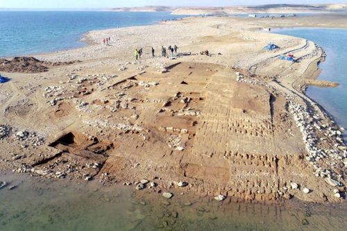 Thành phố ma 3.400 năm tuổi 'nổi lên' giữa hồ trơ đáy ở Iraq