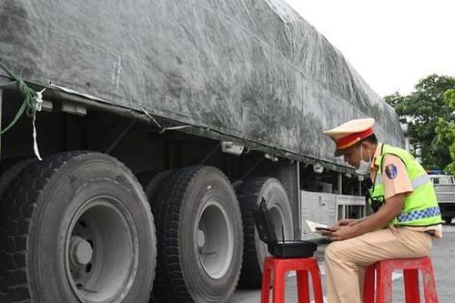 Tước phù hiệu đối với lái xe chở quá tải trên cao tốc Pháp Vân – Cầu Giẽ
