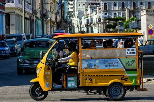 Xăng dầu khan hiếm, người dân Cuba chuyển sang dùng xe điện