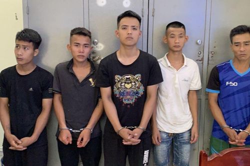 Đang uống nước hóng mát thì bị cướp kề dao vào cổ