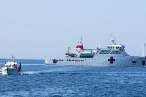 Tàu bệnh viện Khánh Hòa khám chữa bệnh miễn phí cho người dân Phú Yên