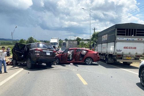 Va chạm xe trên quốc lộ 20, 7 người bị thương, giao thông ách tắc