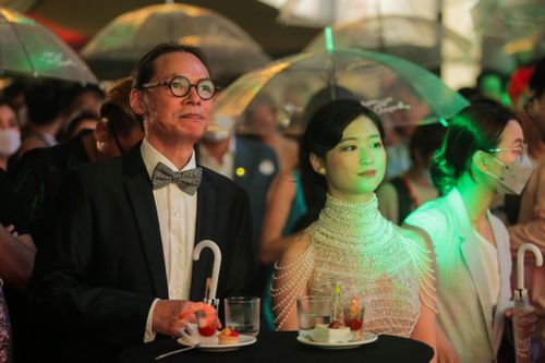 'Em và Trịnh' - một bộ phim hứa hẹn nhưng hời hợt