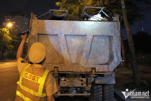 Xử lý xe chở quá tải, cơi nới thùng, nhiều tài xế đóng cửa bỏ đi