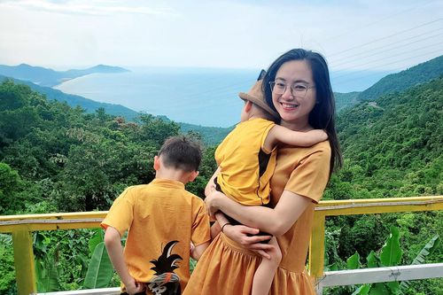 Nhiều vợ chồng trẻ lái xe đưa cả nhà du lịch xuyên Việt
