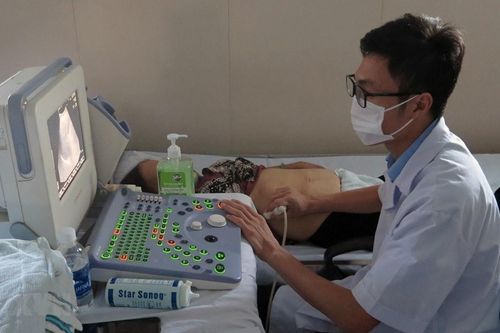 Tàu bệnh viện di động của Hải quân khám miễn phí cho người dân Phú Yên