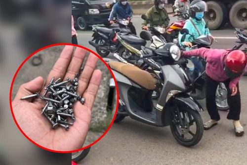 Clip: Hàng loạt xe máy, ôtô dừng quốc lộ do cán phải 'ma trận đinh'