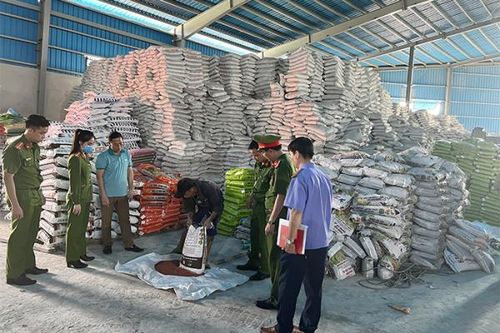 Khởi tố thêm 3 bị can liên quan đến hành vi sản xuất hàng giả là phân bón