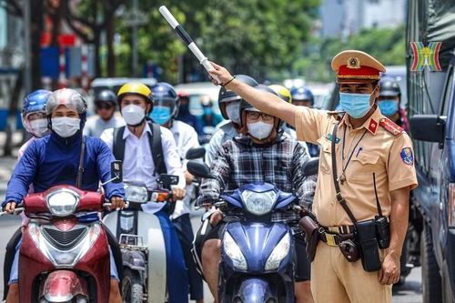 CSGT Hà Nội căng mình làm nhiệm vụ dưới nắng nóng gay gắt