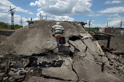 Người phụ nữ Ukraine vượt cây cầu đã gãy đi mua táo và khoai tây