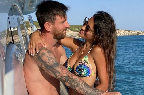 Vợ Messi mặc đồ bơi cắt xẻ