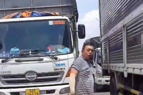 Chạy vào làn khẩn cấp, lái xe tải cầm dao đe dọa tài xế cứu thương