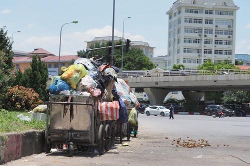 Công nhân bốc rác giữa đường 40 độ C ở Hà Nội: Vì đâu nên nỗi?