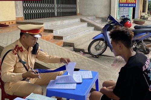 Yên Bái: Xử lý nam thanh niên bốc đầu xe máy trêu cảnh sát giao thông