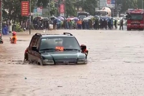 Mưa như trút, Công an Sơn La huy động tối đa lực lượng xuống đường giúp dân