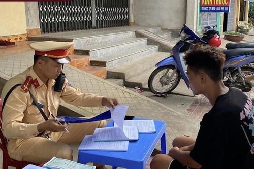 Bốc đầu xe 'trêu ngươi' CSGT, thiếu niên 2k3 bị 'giam' xe vào đồn