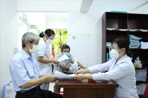 Chật vật giữ chân nhân viên y tế