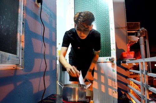 Giá xăng tăng, sinh viên chật vật làm thêm, tằn tiện chi tiêu
