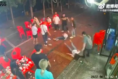 Trung Quốc: Sếp cảnh sát mất chức sau vụ đánh đập dã man thực khách nữ