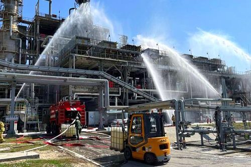 Nhà máy lọc dầu lớn của Nga bốc cháy sau khi xuất hiện 2 máy bay không người lái