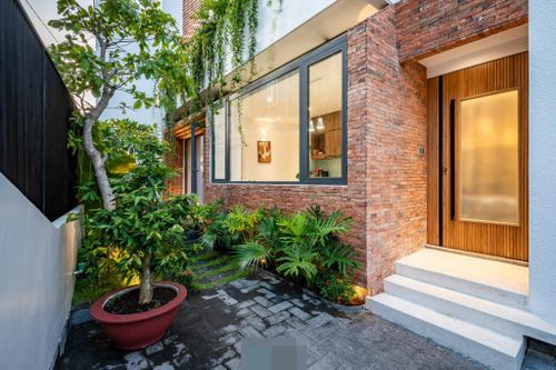 Tổ ấm của gia đình 3 thế hệ với không gian xanh và mảng tường gạch nung hoài cổ