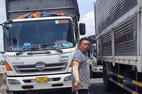 Tài xế xe tải cầm dao dọa chém lái xe cứu thương