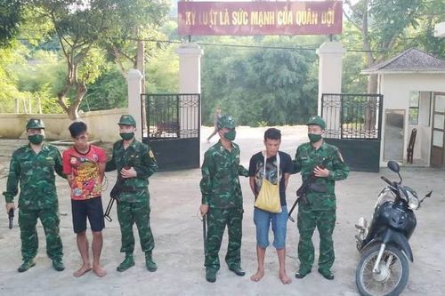 Thanh Hóa: Bộ đội biên phòng bắt 2 người Lào vận chuyển trái phép ma túy