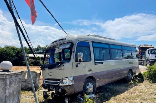 Xe chở khách du lịch đâm vào cột điện, 1 hành khách bay ra ngoài tử vong