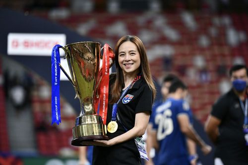 Madam Pang được vinh danh khi vực dậy bóng đá Thái Lan