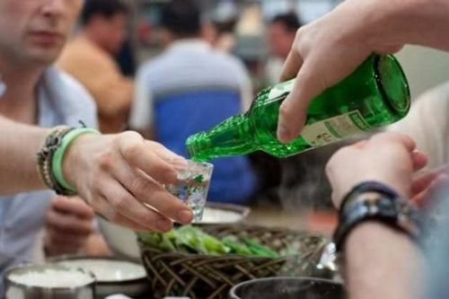 Chủ nhà đâm tử vong người giao trái cây trên bàn nhậu
