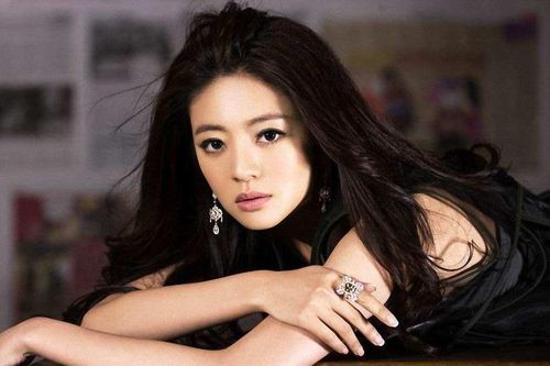An Dĩ Hiên sau khi chồng tỷ phú bị bắt