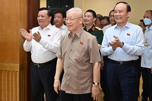 Hình ảnh Tổng Bí thư Nguyễn Phú Trọng tiếp xúc cử tri sau kỳ họp Quốc hội