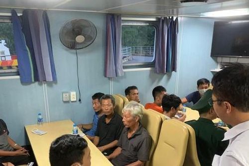 Cứu 10 người trôi dạt trên biển do đắm tàu tại Hải Phòng
