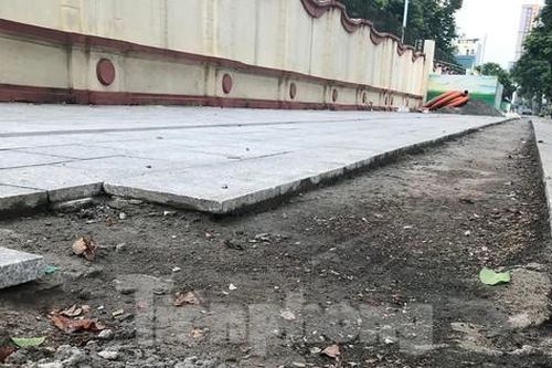 Vỉa hè vừa lát đá lại bị đào xới tại tuyến phố kiểu mẫu Hà Nội
