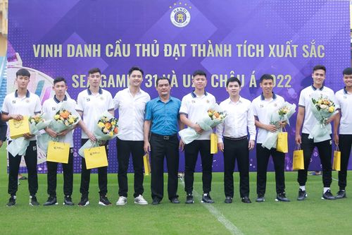 Vừa tới sân tập, các tuyển thủ U23 Việt Nam của CLB Hà Nội đã nhận 3 tỷ đồng