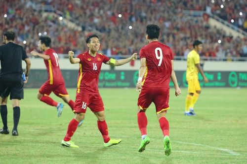Tụt 1 bậc, đội tuyển Việt Nam vẫn bỏ xa Thái Lan trên BXH FIFA