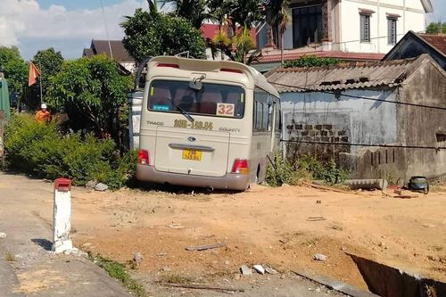 Xe khách mất lái tông vào cột điện, một người tử vong
