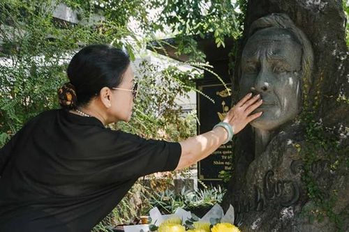 Danh ca Khánh Ly vuốt ve tượng trước mộ Trịnh Công Sơn
