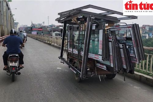 Hà Nội: Xe 3 bánh vẫn ngang nhiên 'diễn xiếc' trên đường