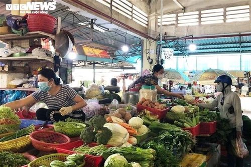 Bão giá đang 'gõ cửa' từng gia đình, ngấm vào từng bữa cơm