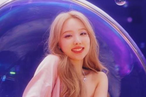 Nayeon (TWICE) ra mắt solo với 'POP!': MV đáng yêu đúng chất 'em út pha-ke' của TWICE