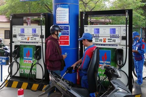 Chật vật vì giá xăng dầu tăng