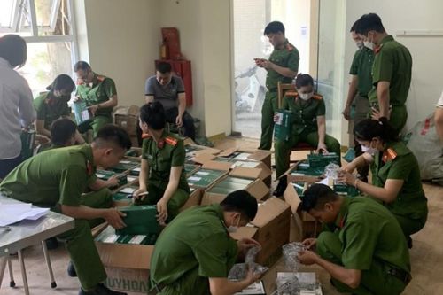 Gom khóa cửa trôi nổi rồi dán nhãn hàng hiệu để tiêu thụ