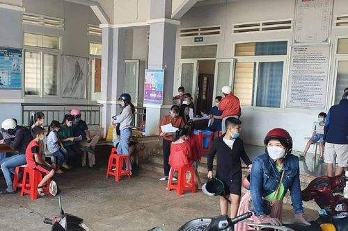 Trạm y tế phường giải trình việc tiêm hai loại vắc xin cho bé gái 10 tuổi