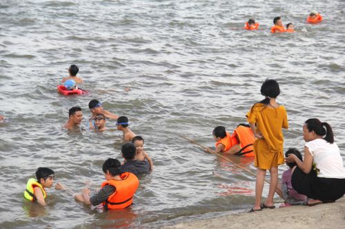 Nắng nóng như nung, người dân TP Vinh đổ xô ra sông Lam giải nhiệt
