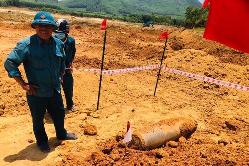 Nạo vét đập, phát hiện bom 'khủng'