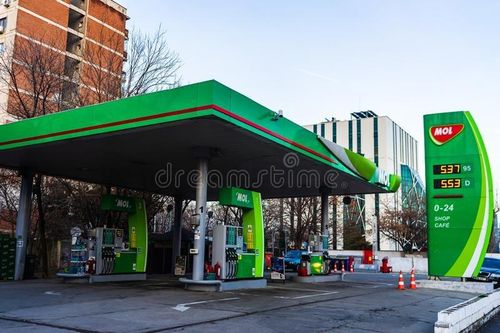 Hungary: Hãng xăng giới hạn lượng nhiên liệu được mua mỗi ngày