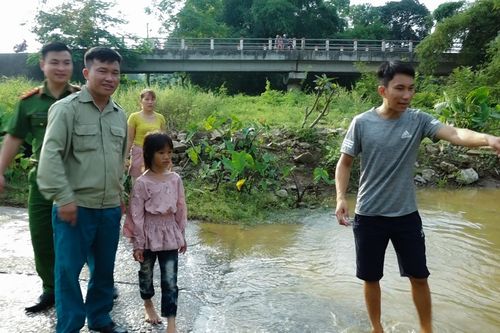 Nín thở theo dõi nam thanh niên cứu bé gái bị nước cuốn, mắc kẹt giữa sông
