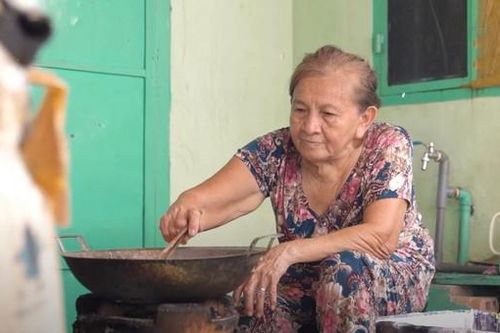 Câu chuyện xúc động về gánh bánh rế nửa thế kỷ nuôi sống con gái tâm thần của bà lão 70 tuổi
