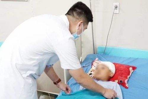 Bệnh nhi chấn thương sọ não vì va vào con bò
